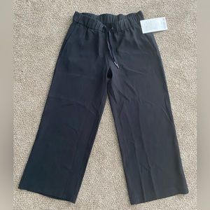 Lululemon On the Fly 7/8 wide leg pant woven color black size 4
